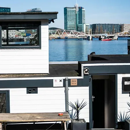 Houseboat-Amsterdam-2